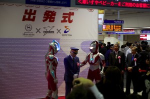 ウルトラマンに囲まれる駅長(?)