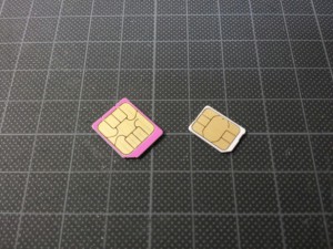 左: micro SIM / 右: nano SIM